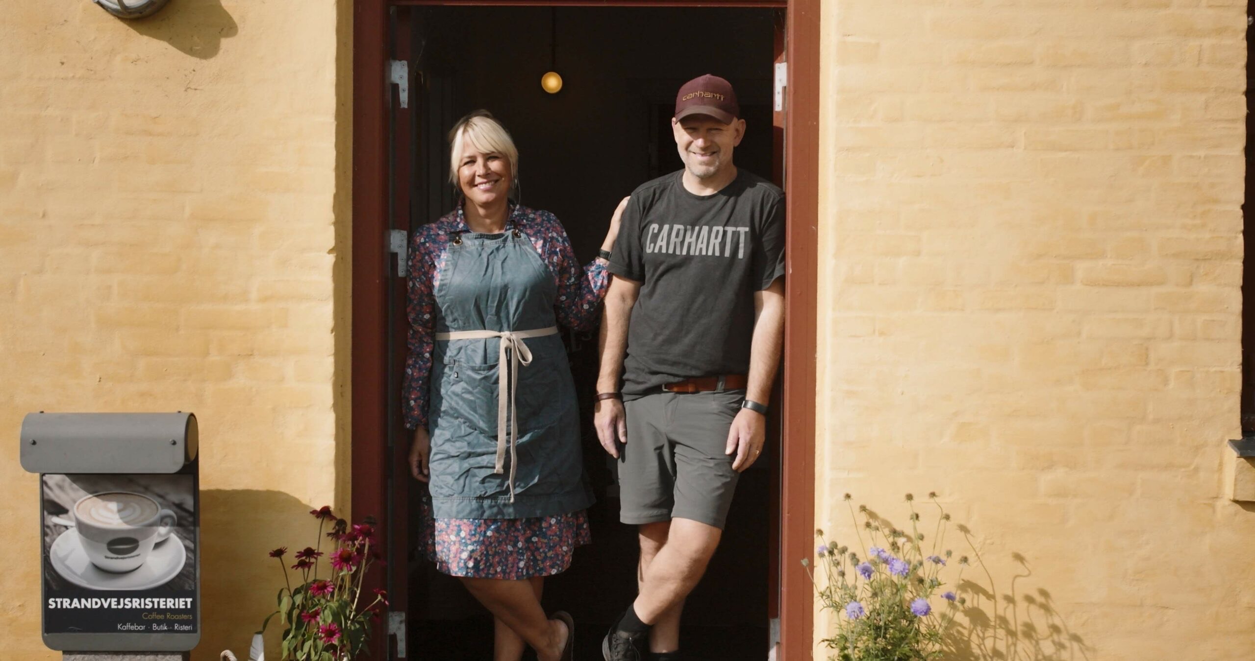 A couple standing in the doorway of a house in Helsingør.